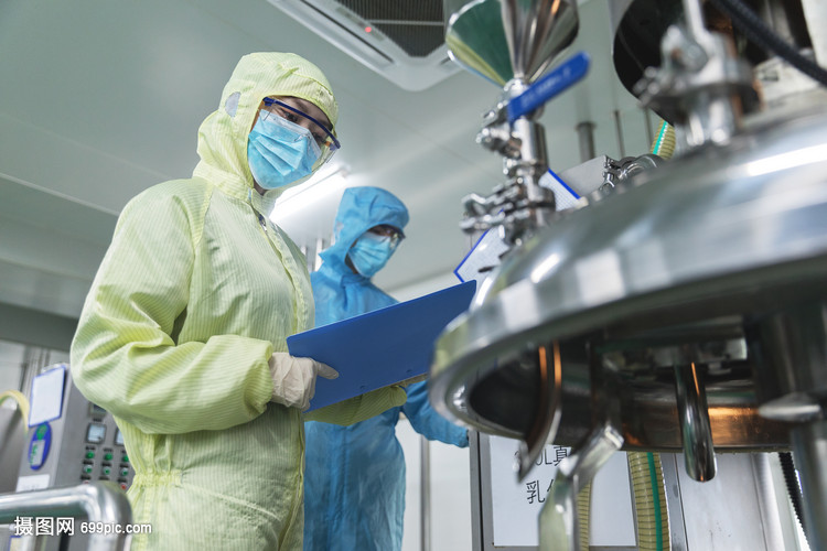 化工廠操作鍋爐的工人